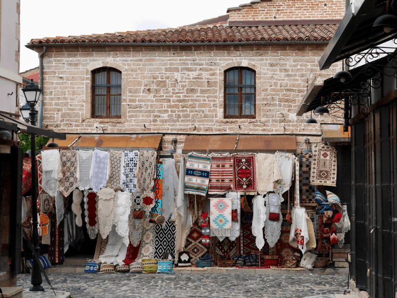Kultura Shqiptare: Tradita, Vlerat dhe Jeta që të Lidh me Vendin