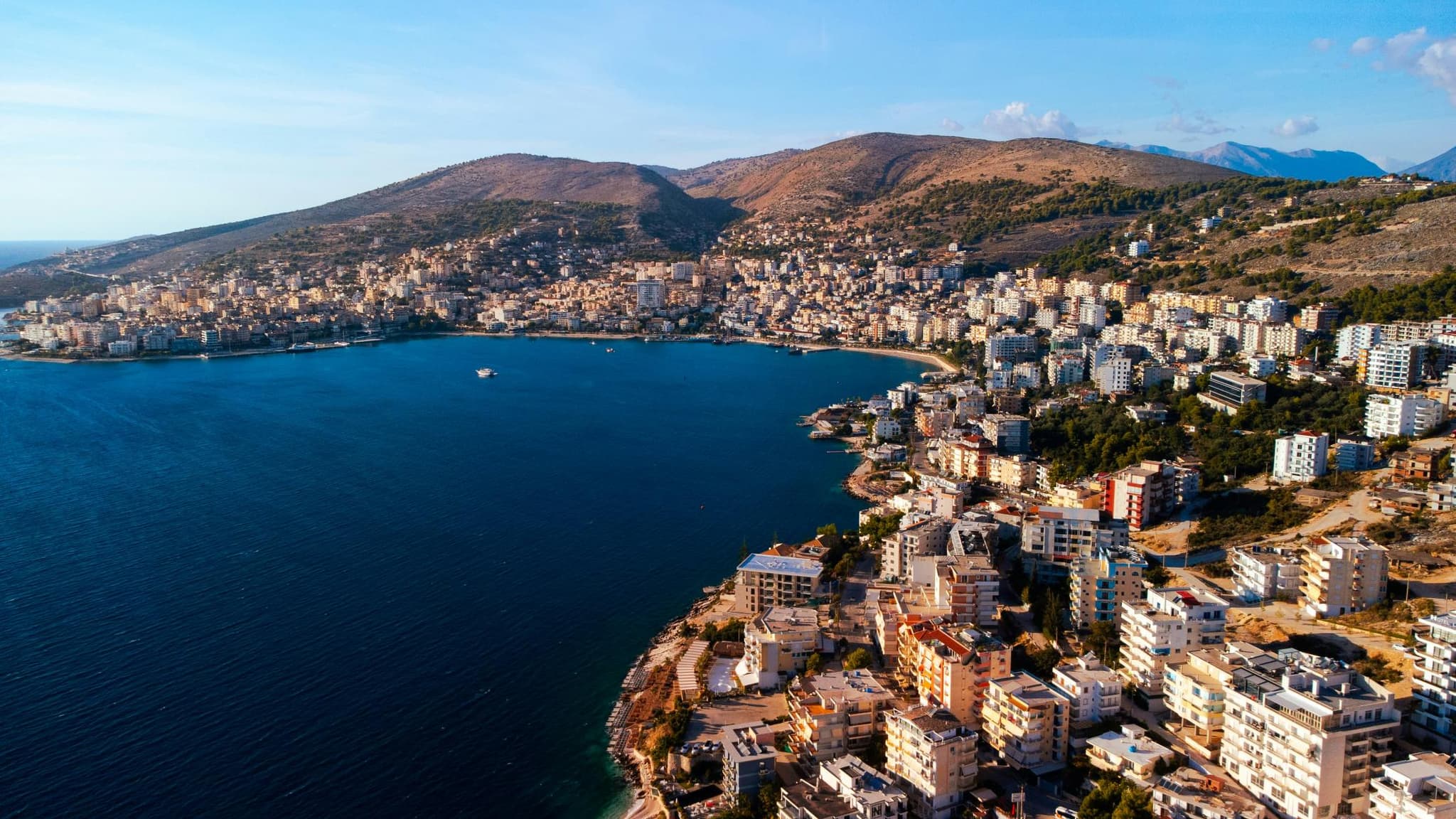 Të Zhvendosesh në Shqipëri: Çfarë Duhet të Dini Para se të Vendoseni