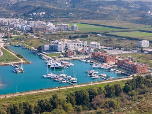 Marinat Private në Shqipëri: Ku të Ankoroni Jahtin dhe të Blerni Shtëpi Pranë